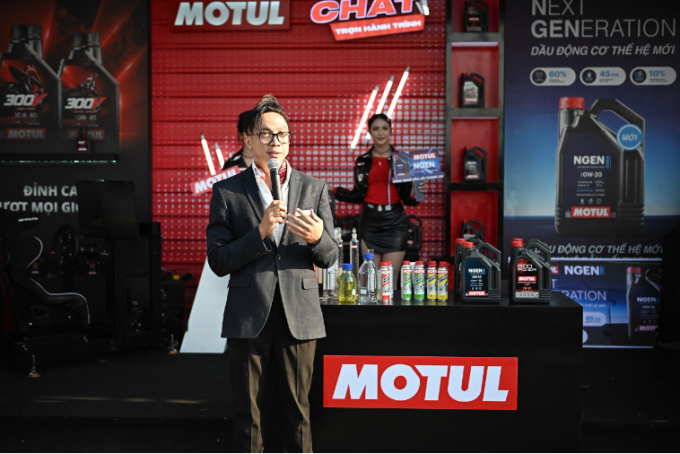 Đại diện kỹ thuật Motul Việt Nam giới thiệu về công nghệ dầu nhớt Motul NGEN Hybird tại sự kiện. Ảnh: Motul