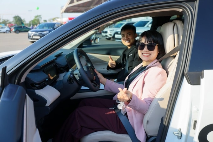 Khách tham dự Triển lãm Vietnam Mobility Show 2025 lái thử dòng xe Lynk & Co. Ảnh: Lynk & Co