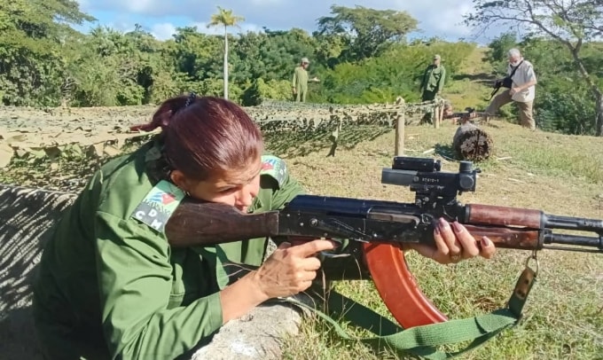 Quân nhân dự bị Cuba diễn tập bắn đạn thật tại tỉnh Matanzas ngày 10/1. Ảnh: Facebook/EjercitoCentralCuba