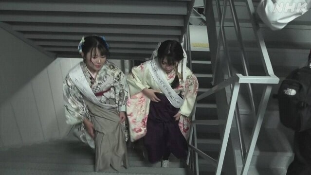 Hai thiếu nữ Nhật Bản leo thang bộ tòa nhà