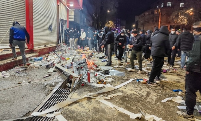 Người dân Iran tập trung trên đường phố ở Kermanshah hôm 8/1. Ảnh: AFP