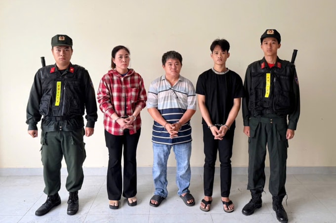 Vương Lưỡng Toàn (giữa) tại cơ quan điều tra. Ảnh: Công an TP HCM