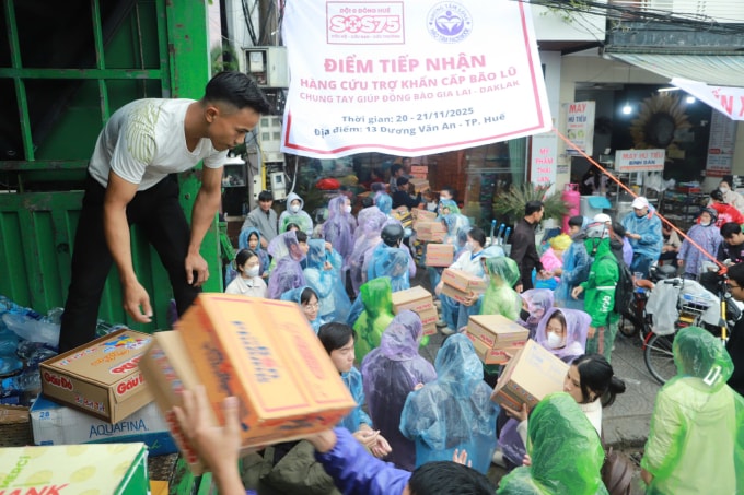 Người dân TP Huế phụ giúp chuyển hàng cứu trợ vào cho đồng bào lũ lụt Nam Trung Bộ. Ảnh: Võ Thạnh