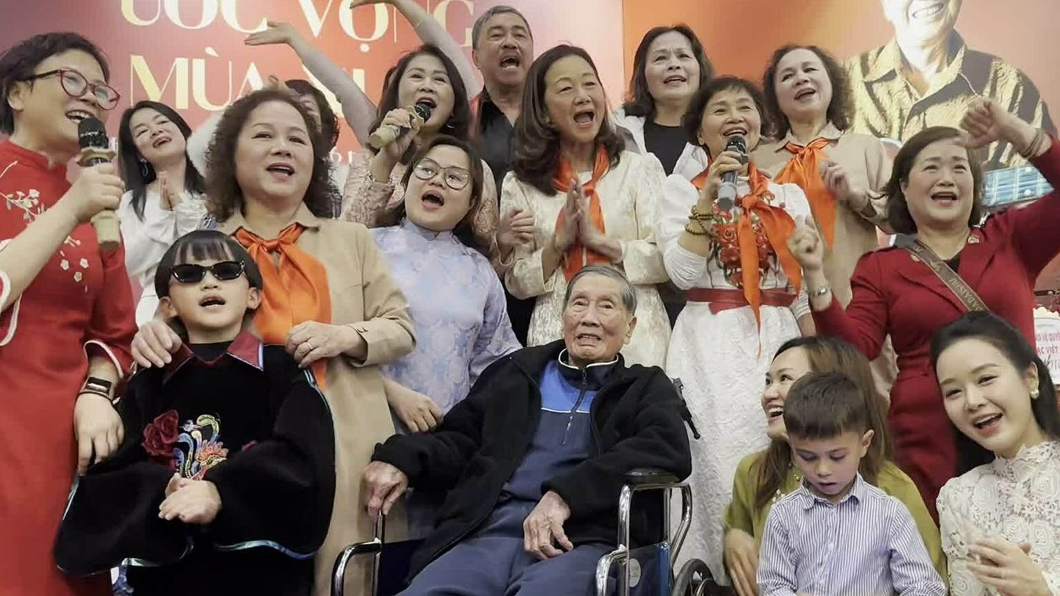 Con gái và người thân hát tặng sinh nhật tuổi 96 nhạc sĩ Phạm Tuyên