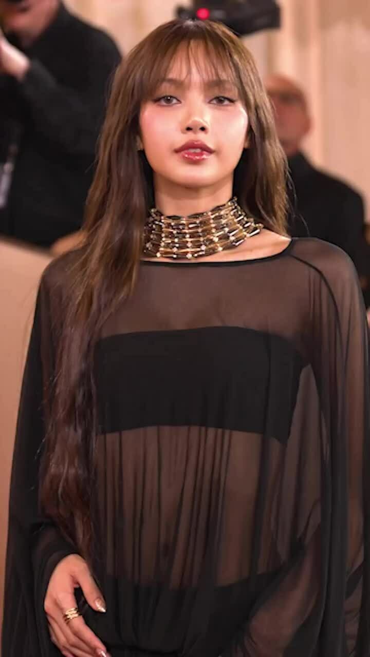 Lisa mặc váy xuyên thấu của Jacquemus tại Quả Cầu Vàng