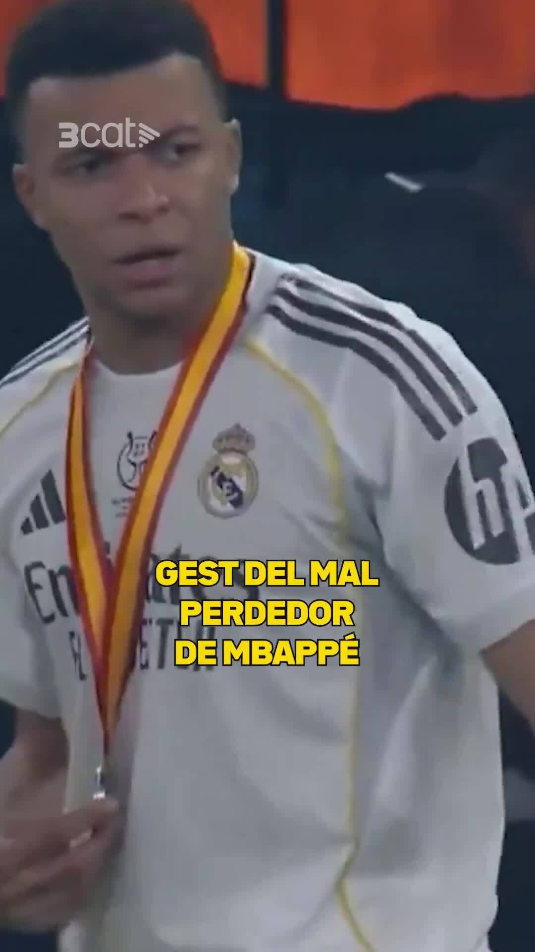 Mbappe nhăn mặt dù được Barca xếp hàng vỗ tay