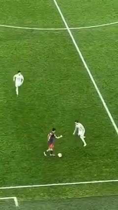 Sao Real gặp tai nạn khi trút giận vào chai nước