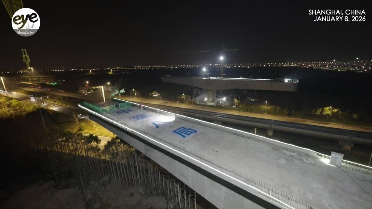 Trung Quốc xoay cầu 10.000 tấn bắc qua đường tàu đệm từ