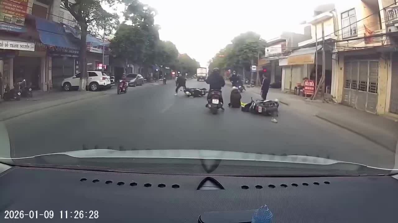 Tai nạn xe máy liên hoàn, hai người bị xe máy chẹt qua