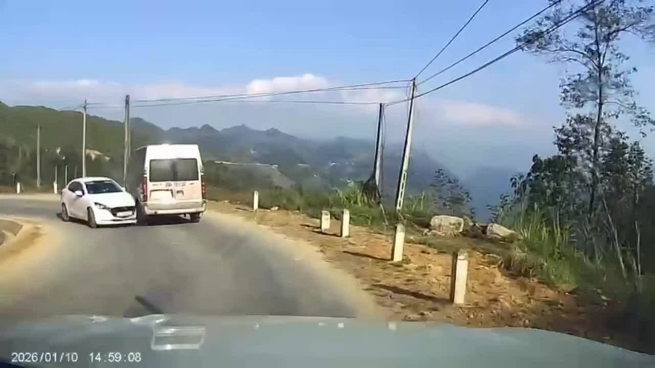 Xe con đâm vào thân xe 16 chỗ tại khúc cua