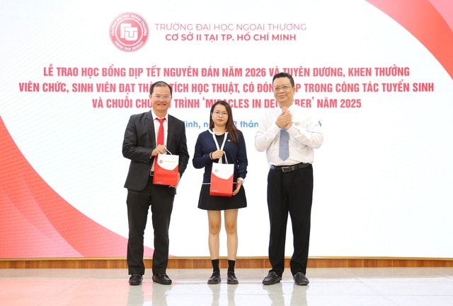 Ấm áp Xuân Bính Ngọ cùng Lễ trao học bổng nhân dịp Tết Nguyên đán năm 2026 tại Cơ sở II Trường ĐH Ngoại thương - Ảnh 1.
