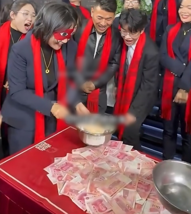 Ông chủ tiệm vàng trẻ tuổi "chịu chơi": Phát vàng, thưởng Tết cả tỷ đồng tiền mặt cho nhân viên - Ảnh 1.