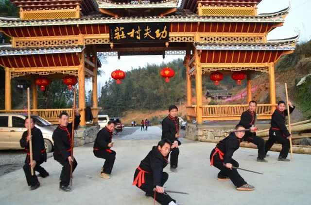 Lạ kỳ ngôi làng "kungfu" kỳ quặc nhất hành tinh - Ảnh 3.