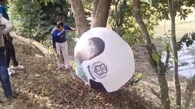 Vật thể lạ rơi trên cánh đồng khiến người dân hoảng sợ - Ảnh 1.