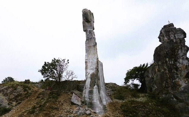 Diện mạo Hòn Vọng Phu sau khi được chi 17 tỉ đồng chống đổ sập - Ảnh 3.