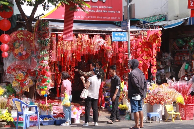Du khách quốc tế thích thú trải nghiệm không khí Tết ở TP HCM  - Ảnh 4.