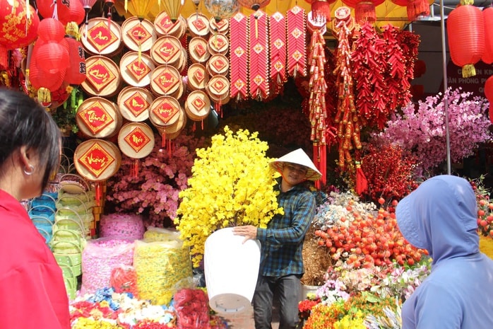 Du khách quốc tế thích thú trải nghiệm không khí Tết ở TP HCM  - Ảnh 1.