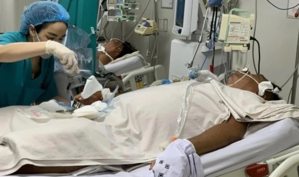 Bệnh nhân mắc sốt xuất huyết đang được điều trị tại Bệnh viện Bệnh nhiệt đới TP.HCM (Báo Lao Động).