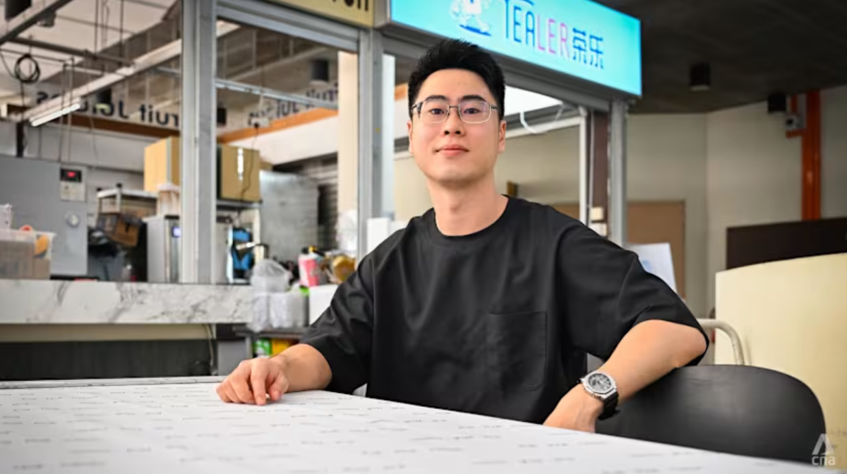 Giám đốc Công ty Food Haven bên cạnh chiếc bàn làm sạch tự động mà anh đã tham gia thiết kế. (Nguồn: CNA)