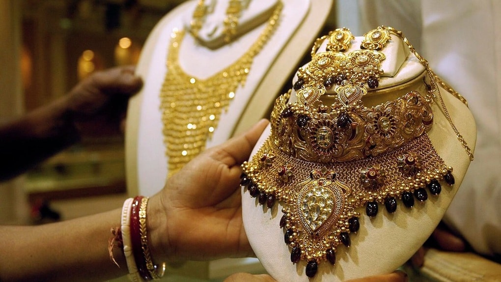 Vàng ở Iran: Người dân gom từng chỉ, lời đồn về chuyến bay tháo chạy - 1