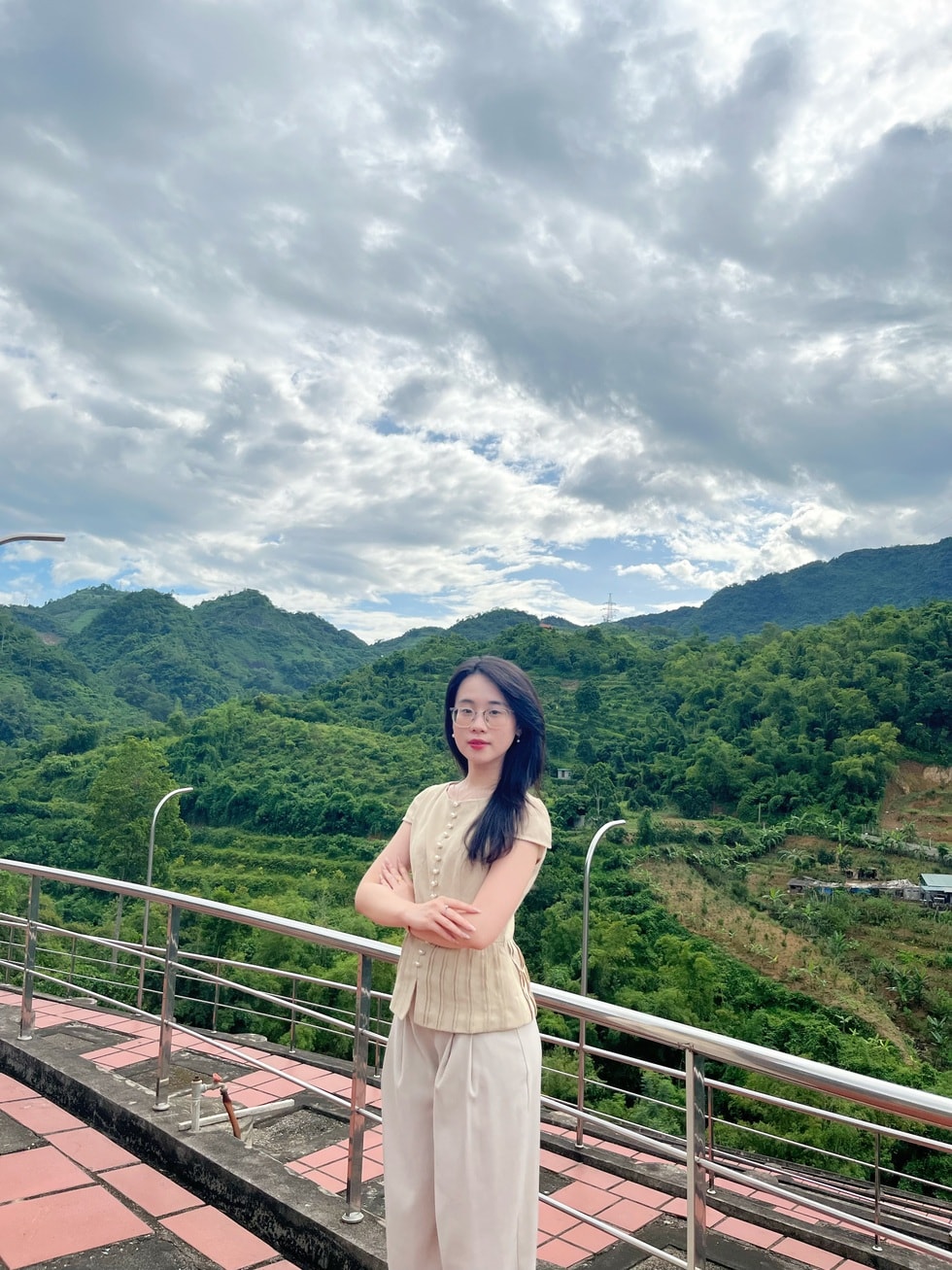 Bất ngờ về cô gái có tấm bằng xuất sắc, IELTS 7.5 đi bán đất mộ - 3