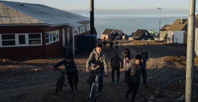 Trẻ con địa phương vui chơi bên ngoài trời ở  Ittoqqortoormiit. Ảnh: Visit Greenland