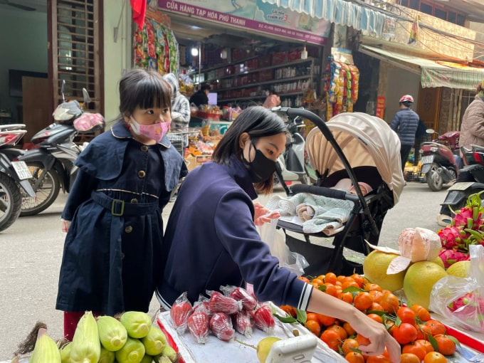Người dân mua hoa quả tại một chợ cóc ở cạnh chợ Mơ, phường Trương Định, sáng 12/1. Ảnh: Phan Dương