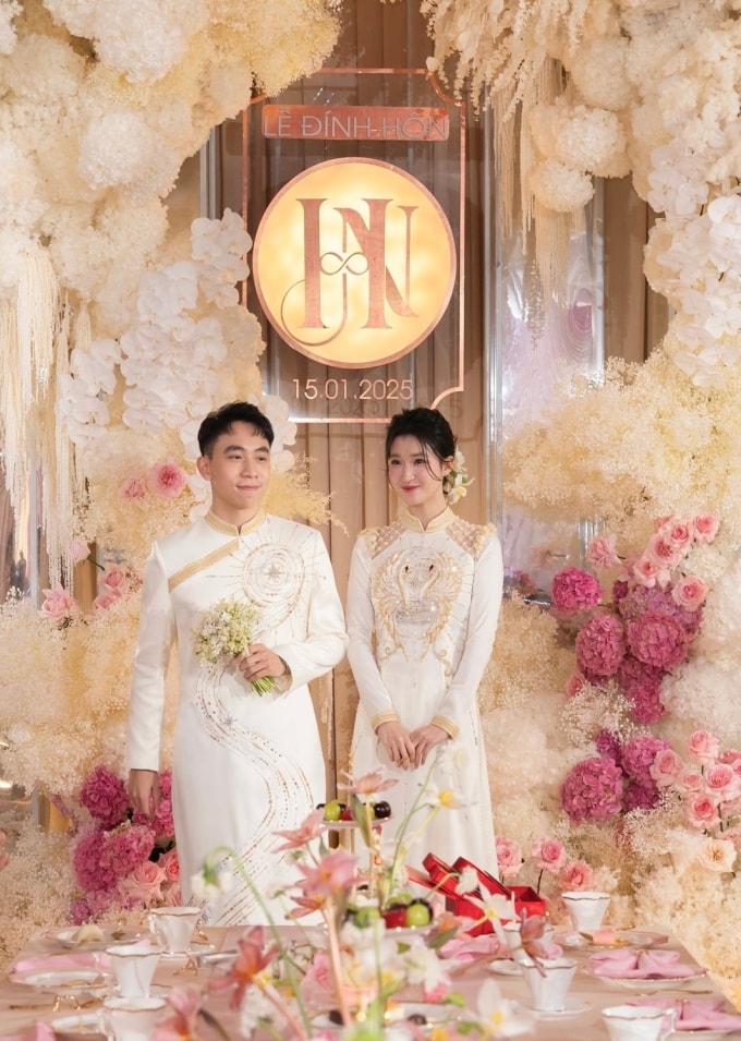 Phương Nhi - Minh Hoàng diện áo dài của nhà thiết kế Đỗ Long tại lễ ăn hỏi. Ảnh: Linh Linh