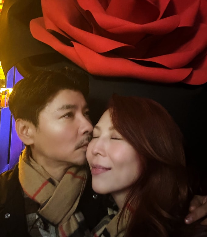 Thái Thiếu Phân, 53 tuổi, và Trương Tấn, 52 tuổi, kỷ niệm ngày cưới. Ảnh: Weibo/Cai Shaofen