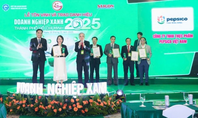 Trưởng bộ phận An toàn, Sức khỏe và Môi trường Nhà máy Thực phẩm PepsiCo Bình Dương thay mặt doanh nghiệp nhận giải thưởng Doanh nghiệp Xanh TP HCM 2025. Ảnh: PepsiCo