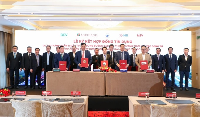 Đại diện các đơn vị tham gia lễ ký hợp đồng tài trợ vốn cho Dự án Đầu tư xây dựng đường Vành đai 4 - Vùng Thủ đô Hà Nội, ngày 12/1. Ảnh: Agribank