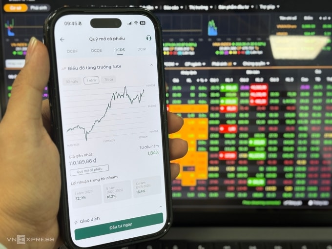 Nhà đầu tư đang theo dõi hiệu suất của DCDS - một trong những quỹ mở do Dragon Capital quản lý. Ảnh: Tất Đạt