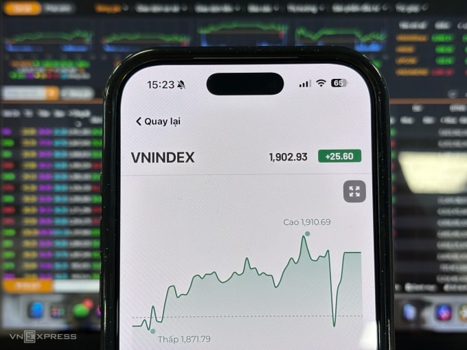 Nhà đầu tư đang theo dõi diễn biến VN-Index khi kết thúc phiên 13/1. Ảnh: Tất Đạt