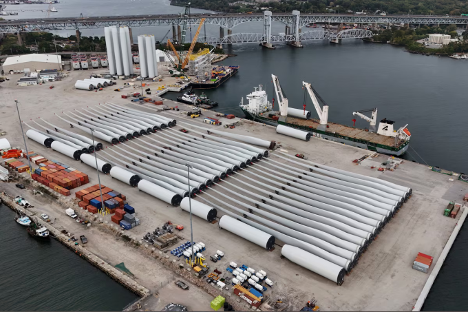 Các cánh quạt và linh kiện khác của công trình xây dựng trang trại điện gió ngoài khơi Revolution Wind được đặt tại cầu cảng State Pier ở New London, Connecticut, Mỹ, ngày 23/9/2025. Ảnh: Reuters