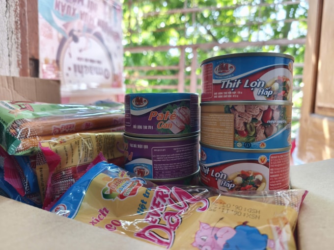 Sản phẩm của Công ty Đồ hộp Hạ Long bị các đại lý ở Hải Phòng thu gom, đóng thùng, trả lại nhà phân phối. Ảnh: Lê Tân