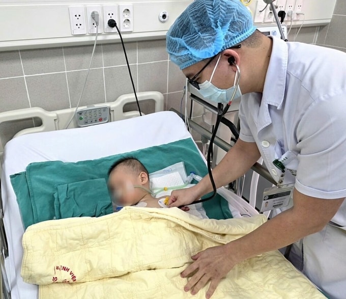 Bệnh nhi 19 tháng tuổi đang điều trị tại Bệnh viện Bạch Mai. Ảnh: Nguyên Hà