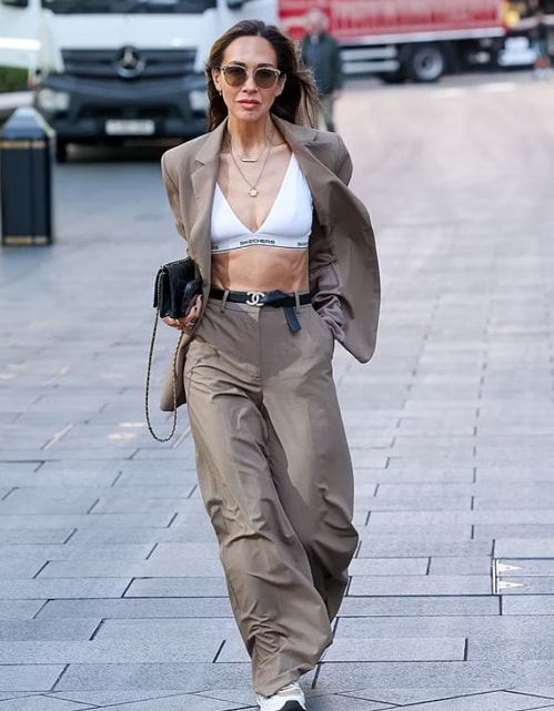 Myleene thả dáng trên đường phố London, Anh hồi tháng 4/2025. Ảnh: Mattpapz