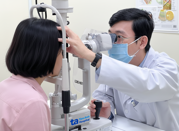 Bác sĩ Tùng khám mắt đánh giá tình trạng giác mạc trước khi xóa cận cho chị Thùy. Ảnh: Bệnh viện Đa khoa Tâm Anh