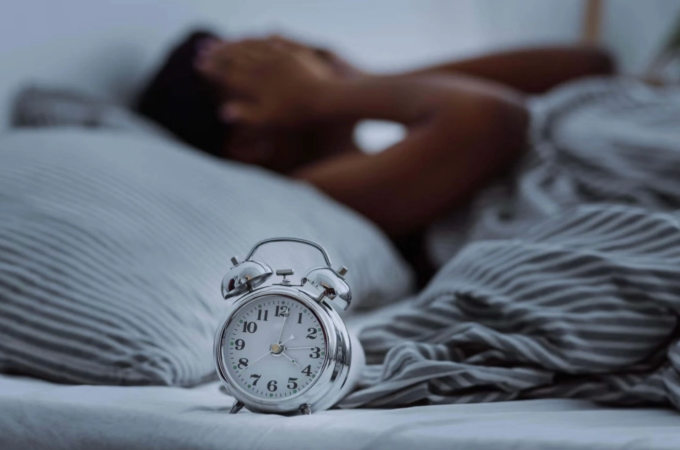 Nếu tiếng chuông báo thức vang lên đúng lúc bạn đang ở giai đoạn ngủ sâu, não bộ sẽ bị giật mình và rơi vào trạng thái quán tính giấc ngủ trầm trọng. Ảnh: Independent
