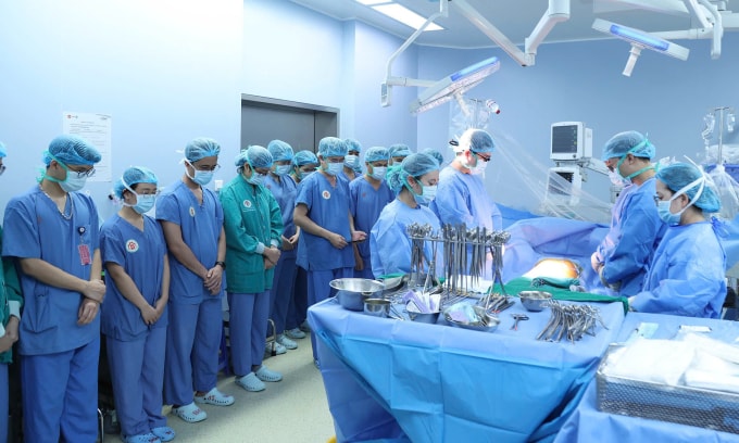 Nhân viên y tế cúi đầu tri ân bệnh nhân trước ca mổ. Ảnh: Bệnh viện cung cấp