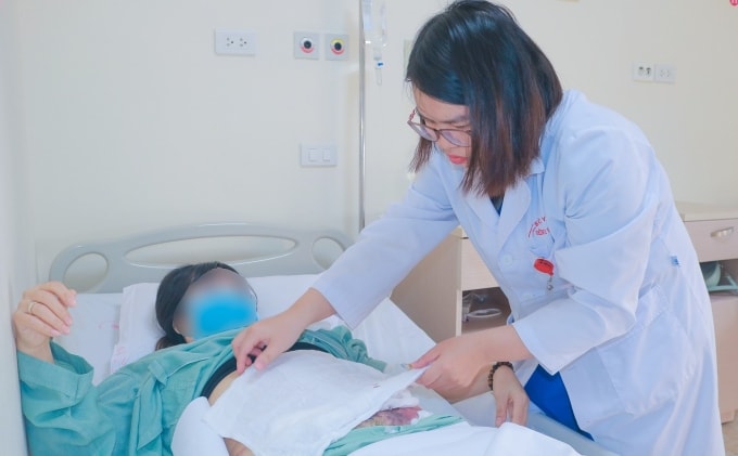 Bệnh nhân gặp biến chứng sau hút mỡ bụng. Ảnh: Thanh Xuân