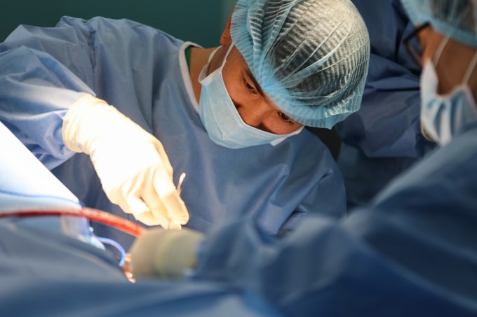 Bác sĩ Bệnh viện Quân y 175 phẫu thuật cho bệnh nhân. Ảnh: Quỳnh Trần