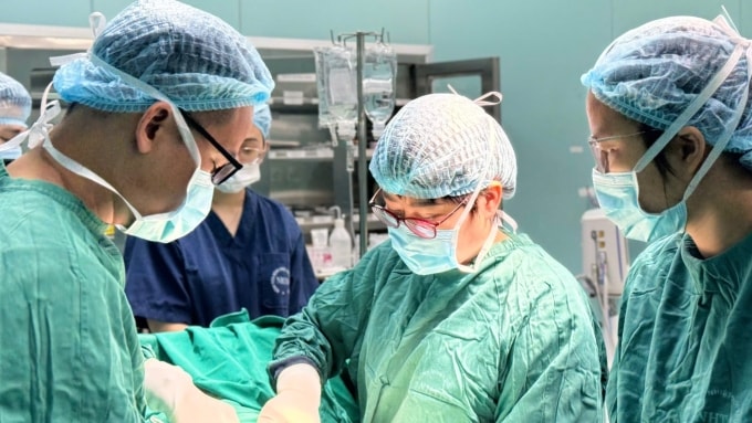Các bác sĩ phẫu thuật cho bệnh nhân bị băng huyết. Ảnh: Bệnh viện cung cấp