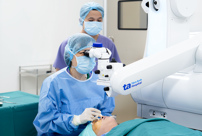 Bác sĩ phẫu thuật xóa cận bằng công nghệ SMILE Pro cho chị Thùy. Ảnh: Bệnh viện Đa khoa Tâm Anh