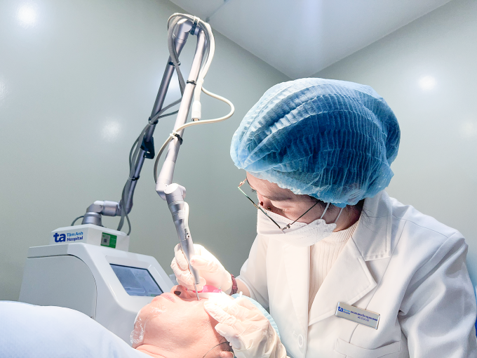 Bác sĩ sử dụng laser CO2 loại bỏ các tổn thương cho chị Thúy. Ảnh: Phòng khám Đa khoa Tâm Anh Quận 7