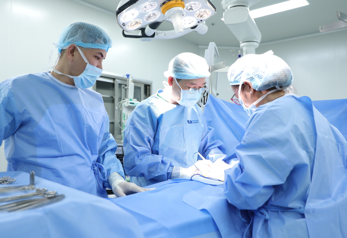 Bác sĩ phẫu thuật lấy bướu giáp cho bệnh nhân. Ảnh: Trung Vũ