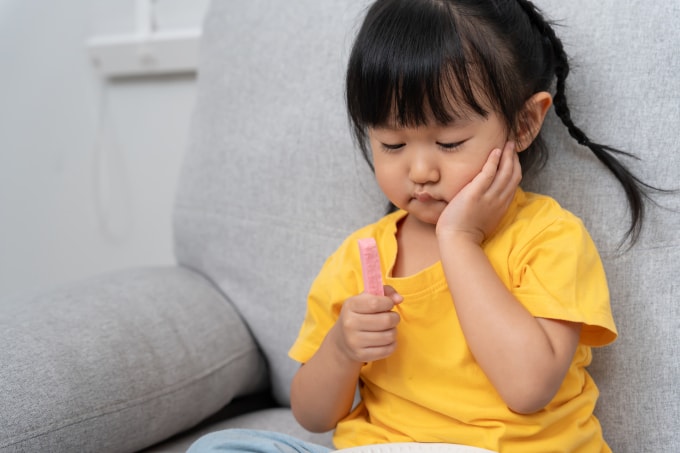 Không nên điều trị quai bị bằng những phương pháp dân gian do có thể gây nóng, phỏng, làm viêm nặng hơn, nhiễm trùng. Ảnh minh họa: Vecteezy