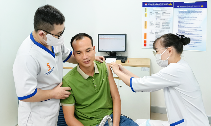 Người đàn ông đi tiêm vaccine dại tại VNVC do bị chuột cắn vào tay chảy máu. Ảnh: Hoàng Dương