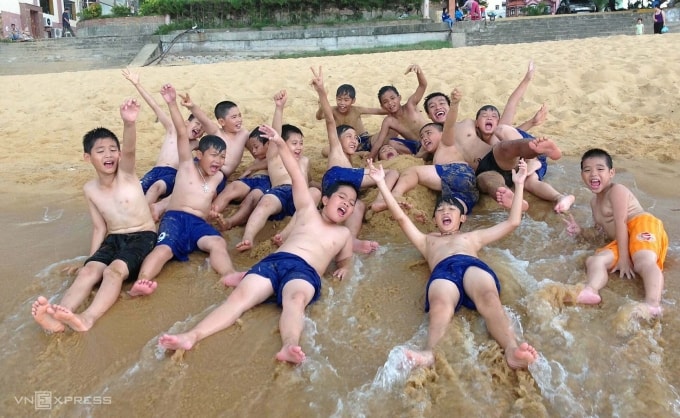 Thủ môn Trung Kiên (ngoài cùng bên trái) trong một chuyến dã ngoại cùng HLV Khổng Tâm Cường - người đồng sáng lập bóng đá học đường Pleiku School FC. Ảnh: NVCC