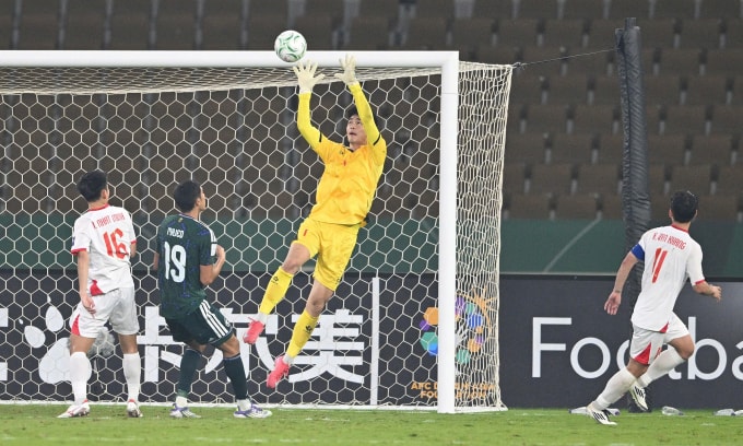 Thủ môn Trung Kiên bắt bóng bổng chính xác khi Việt Nam bại Arab Saudi ở lượt cuối bảng A giải U23 châu Á 2026, trên sân Prince Abdullah al-Faisal tối 12/1/2026. Ảnh: AFC